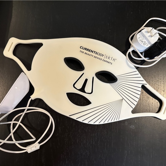 CURRENTBODY SKIN LED Red Light Therapy Face Mask: Series 1 - Picture 2 of 4